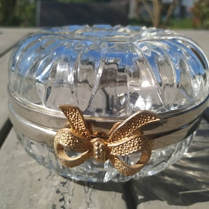 Vintage. Bonbonnière en cristal moulé. Design avec son petit noeud sur le devant. Tb état