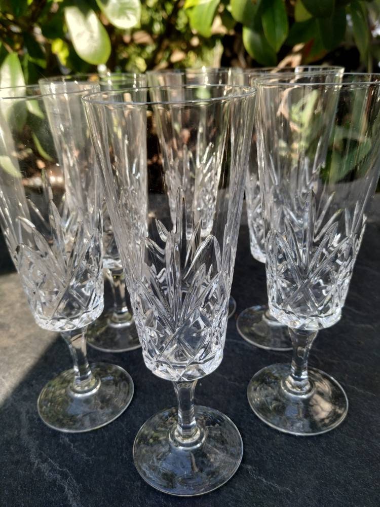 Vintage. Lot de 6 Flûtes à Champagne en Cristal Finement Taillées. Au Design Stylé Pour Un Rendu Trè