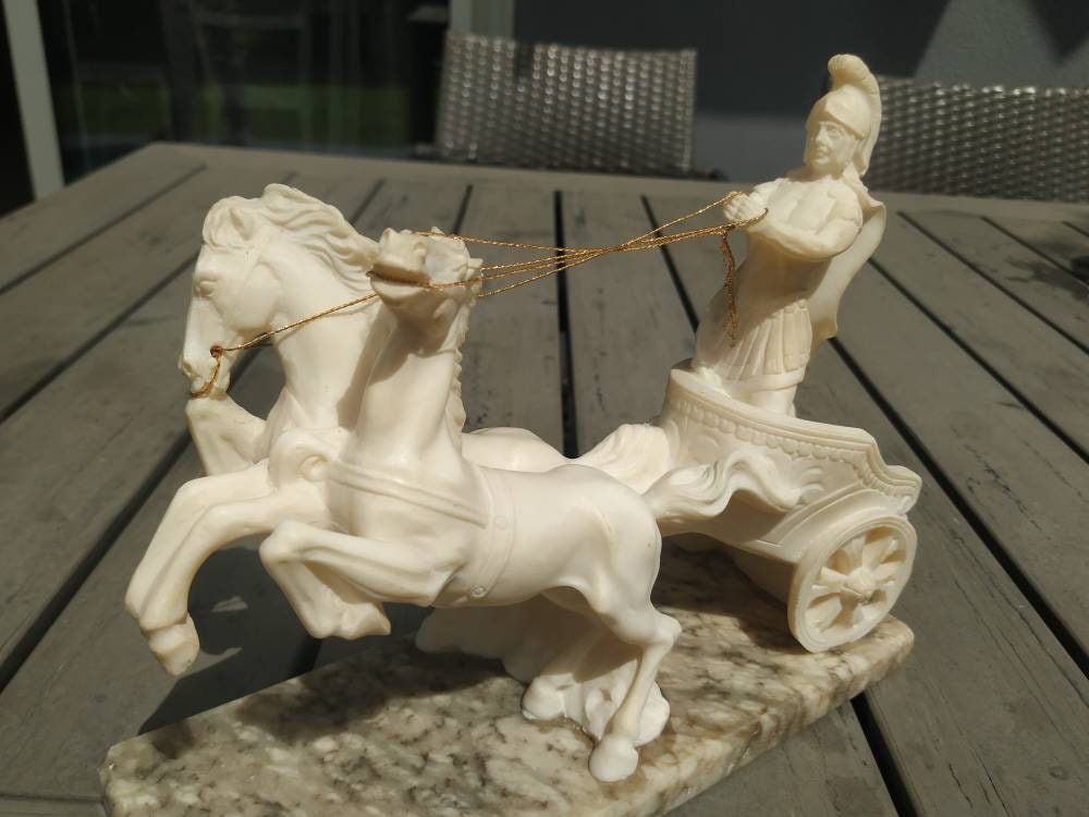 A. Santini Sculpture Cavalier Romain sur Char avec Attelage 2 Chevaux en Marbre. Très Belle Pièce Fi