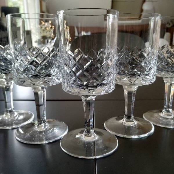 Art Déco Années 30. Lot de 5 verres à pied en cristal finement taillé. Motifs losanges. Pied à facettes hexagonal. Très belle brillance