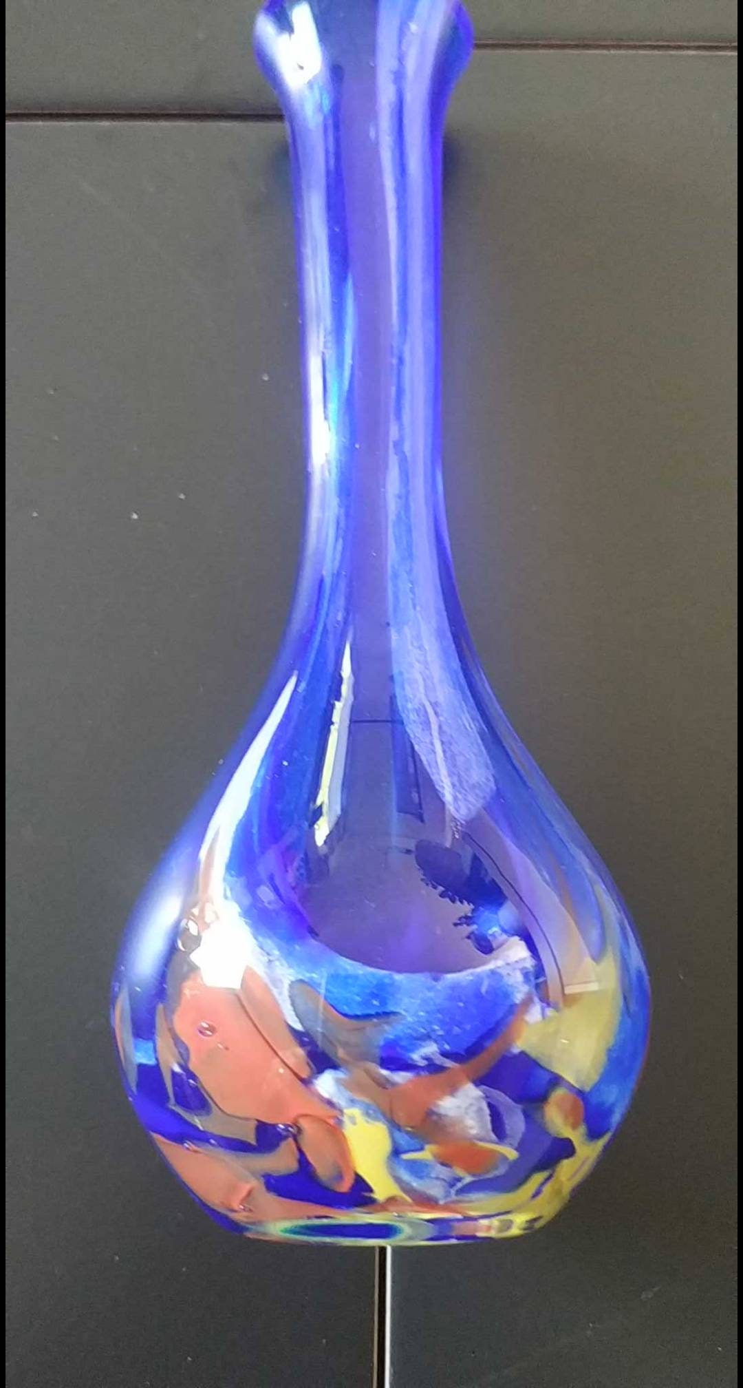Vase Soliflore Design en Verre Soufflé. Motifs Tachetés Multicolores Aux Tons Jaunes Orangés et Bleu