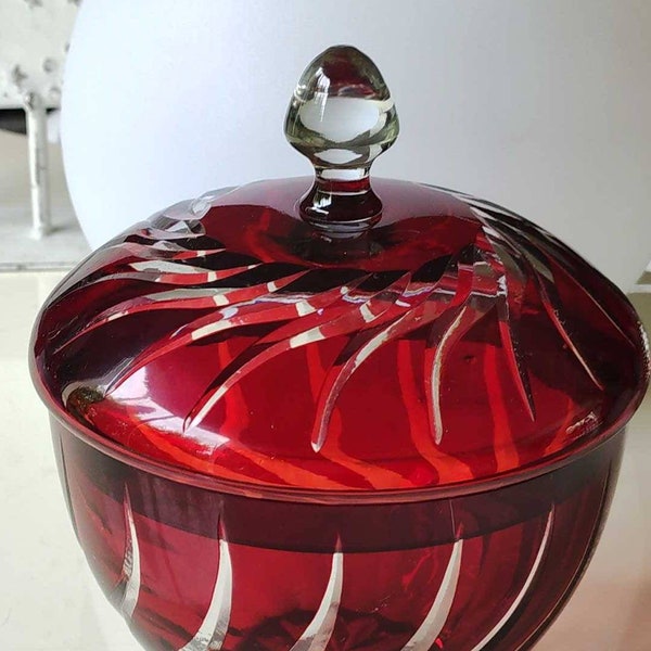 Bonbonnière forme boule, en cristal finement taillé, style Baccarat, De couleur rouge grenat - A décor de flammes & base étoilée transparent