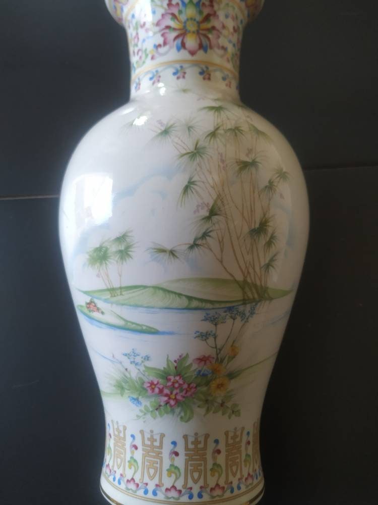 Vase Asiatique en Porcelaine Fine Signé Fg. Finement Réalisé avec Son Décor de Paysages Fleuris et S