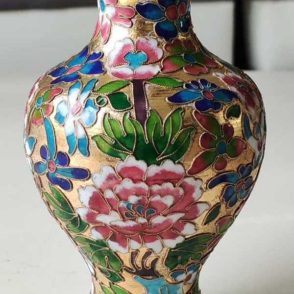 Ancien petit Vase chinois Antique forme boule, en laiton émaillé cloisonné - Motifs floraux polychromes en relief aux contours perlés dorés