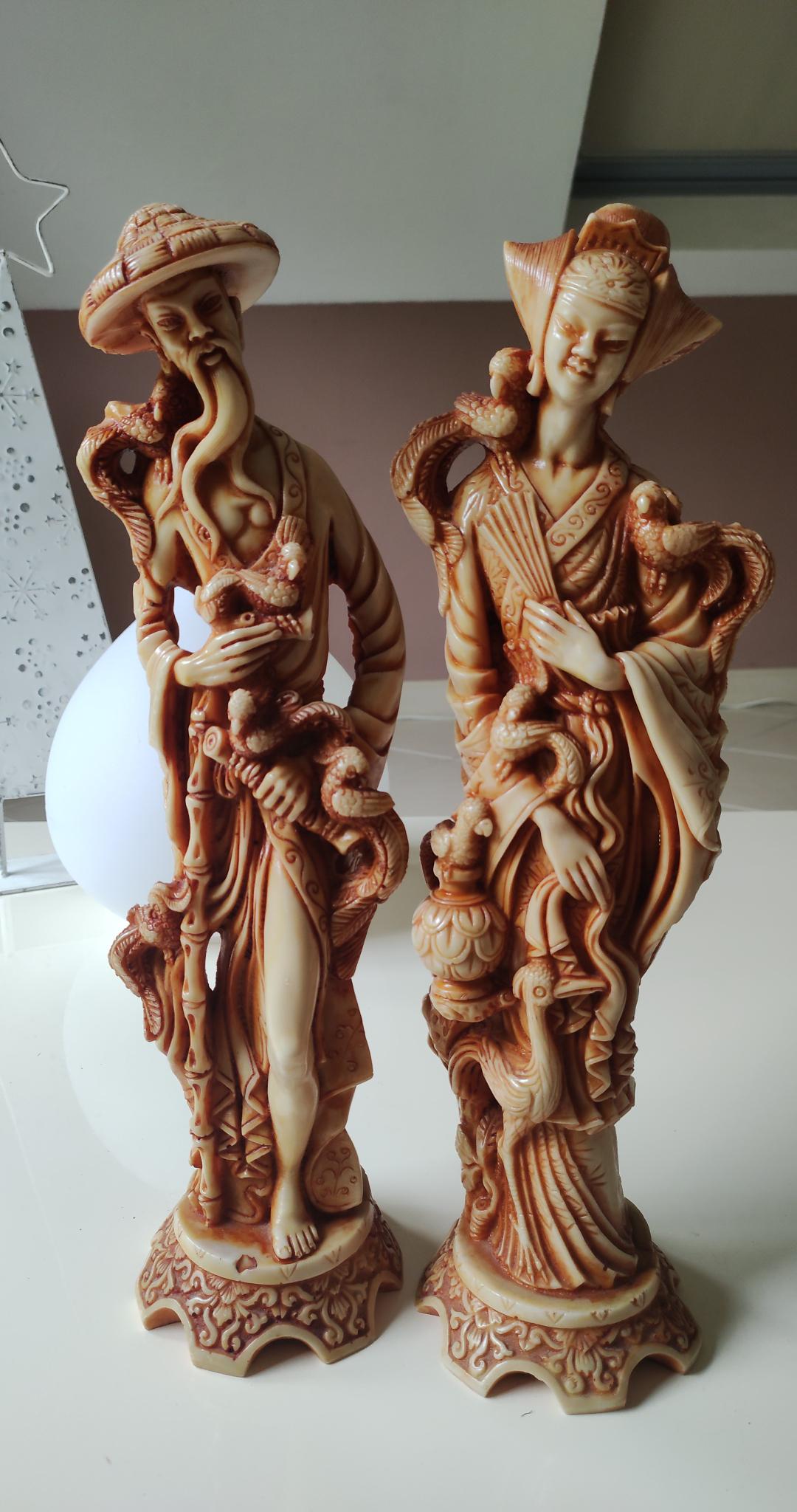Pair of Asian/Chinese Sculptures/Couple of High Chinese Dignitaries with Parrots. In Antique Beige Polyresin/Height 37 cm