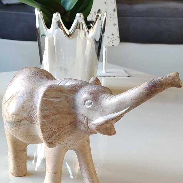 Magnifique Sculpture artisanale/Figurine Éléphant en pierre naturelle nervurées aux tons beige grise rosée Mbigou du Gabon - Long. 28 cm