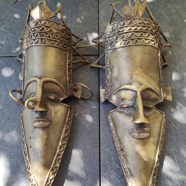 Art Tribal/Primitif Africain. Paire de Masques Ashanti du Ghana, moulés selon la technique de la "cire perdue", finition bronze. Haut 28 cm