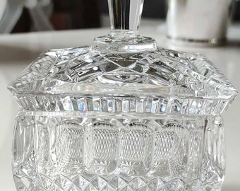 Magnifique sucrier Vintage de forme carrée en cristal , délicatement moulé de motifs croisillons, losanges , écailles