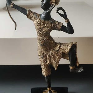 Thailändsk skulptur av krigarprinsen Rama/dansare med bågskytt, från Ramayana-eposet - Gjuten brons, svart/guld på marmorbas/31,5 x 24 cm