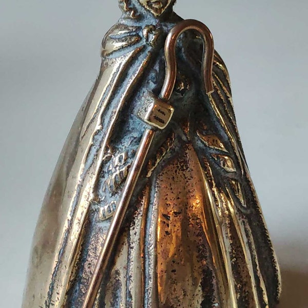 Ancienne Cloche de Table Art Déco de style Victorien, en laiton patiné - En forme de Bergère vêtue d une longue cape et portant une canne