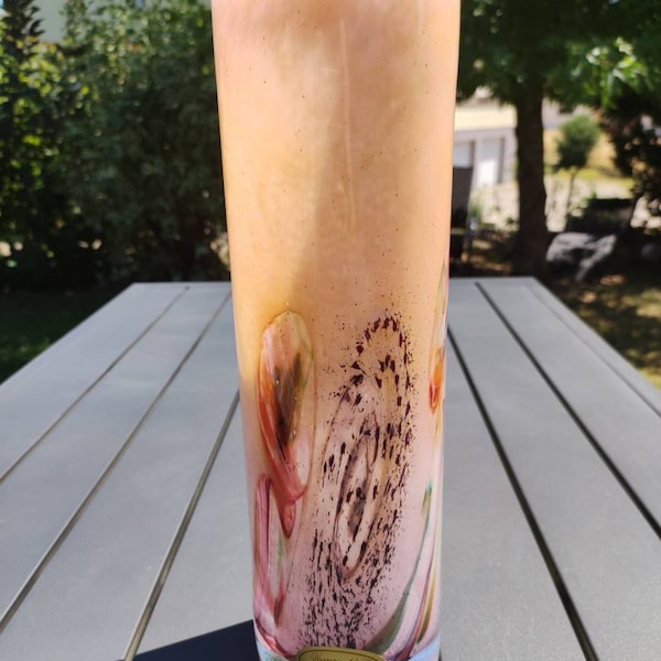 Vase Tubulaire Tendance/Design. Verrerie d Art de Kaysersberg. En verre soufflé, aux tons rose pâle finement moucheté. Haut 32,5 cm