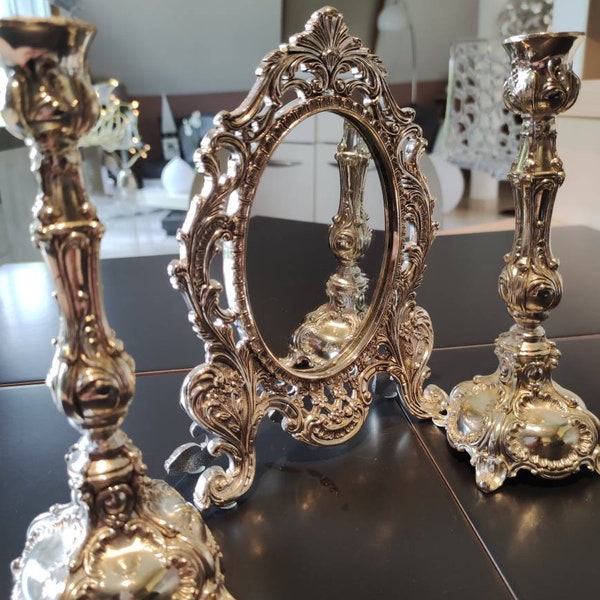 Magnifique ensemble style Antique/Régence Pour un look très Rococo/Shabby chic composé d 1 miroir de table en métal argenté & de 2 bougeoirs