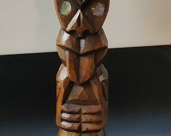 Lucky Tiki Teko-Teko sculpture/figurine, New Zealand, in wood & abalone - Piece of Maori Art/Totem of Protection. High 19 cm