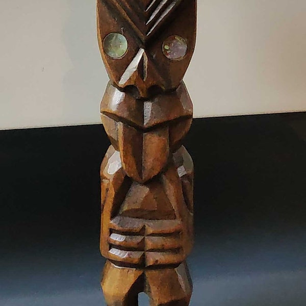 Sculpture/Figurine Tiki Teko-Teko porte-bonheur, Néo-zélandaise, en bois & ormeaux - Pièce d Art Maori/Totem de Protection. Haut 19 cm