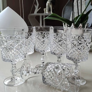 Set of 6 vintage rectangular designer crystal stemmed glasses - Richly decorated with cross/diamond/drop/diamond tip patterns