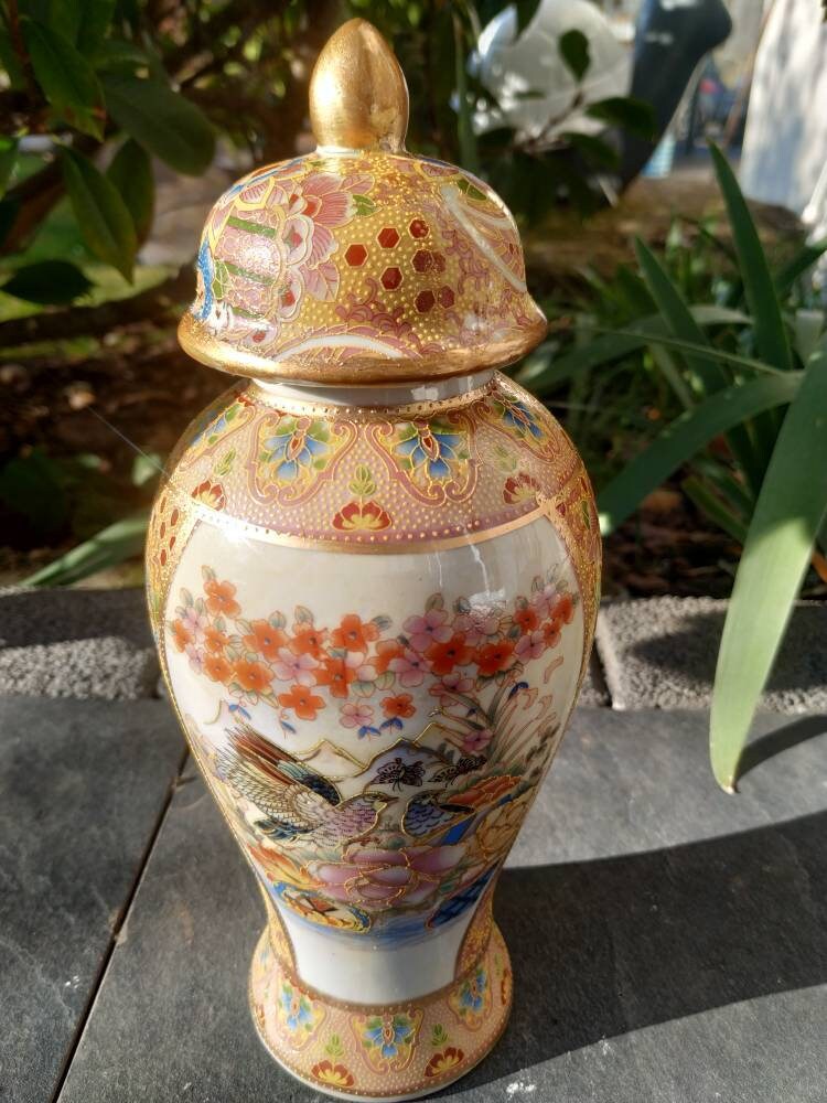 Art Artisanal Asiatique Vase avec Couvercle Chinois ou Potiche Décorative en Céramique. Motifs Flora