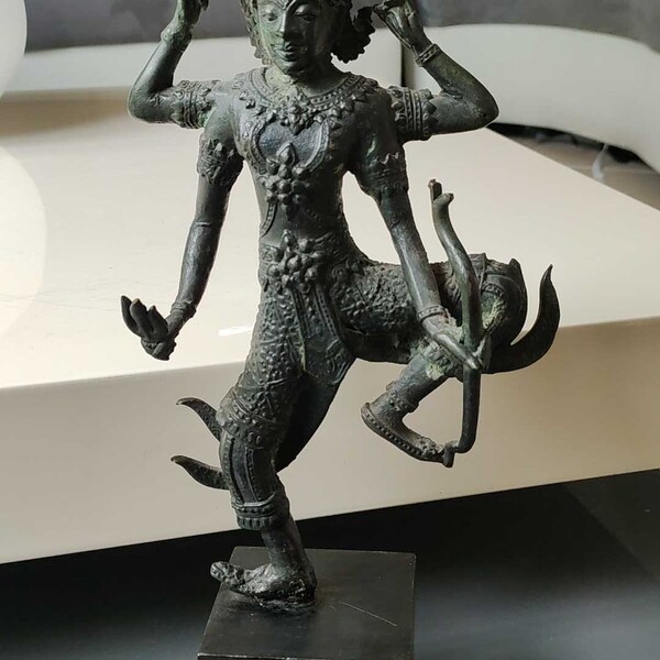 Sculpture Antique du Prince Rama/Danse/Archer, Épopée du Ramayana -En bronze coulé noir sur socle en bois noir- Début du XXème siècle/37,5cm