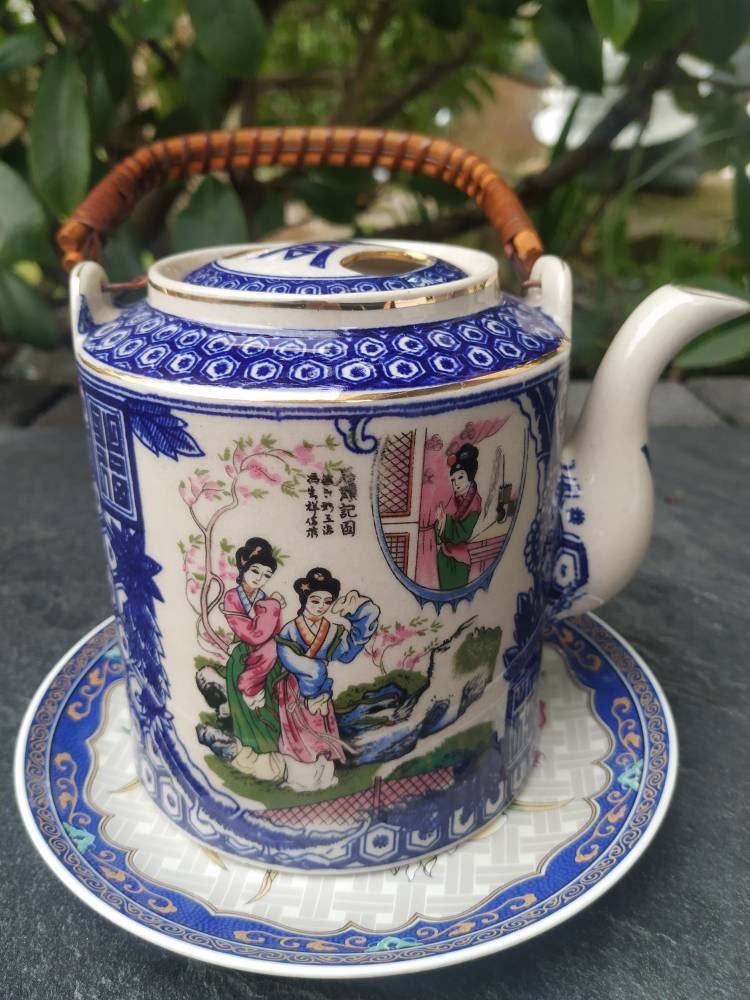 Théière Japonaise + Coupelle en Porcelaine Fine avec Manche Bambou Tressé. Vintage Années 40. Motifs