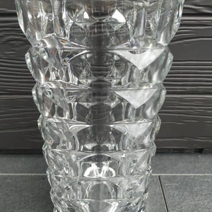 Vintage. Large faceted crystal vase. High. 24.8 cm. Long x base width. 9.5 x 8.5 cm Net weight 2 kg 100 In good condition except for 2 scratches