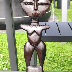 Ashanti Akuaba vruchtbaarheidspopbeeldje uit Ghana, in ebbenhout. Hoog 30 cm