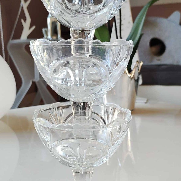 Lot de 3 anciennes coupes (à glace ou fruits) en cristal moulé, à décor de fleurs de lys médiévales & feuillus. Rebords polylobés