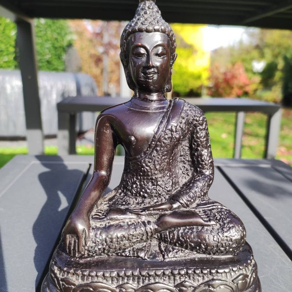 Statue Bouddha Thaïlandais en méditation sur un parterre de lotus, en polyrésine de haute qualité à patine noire aspect vieilli