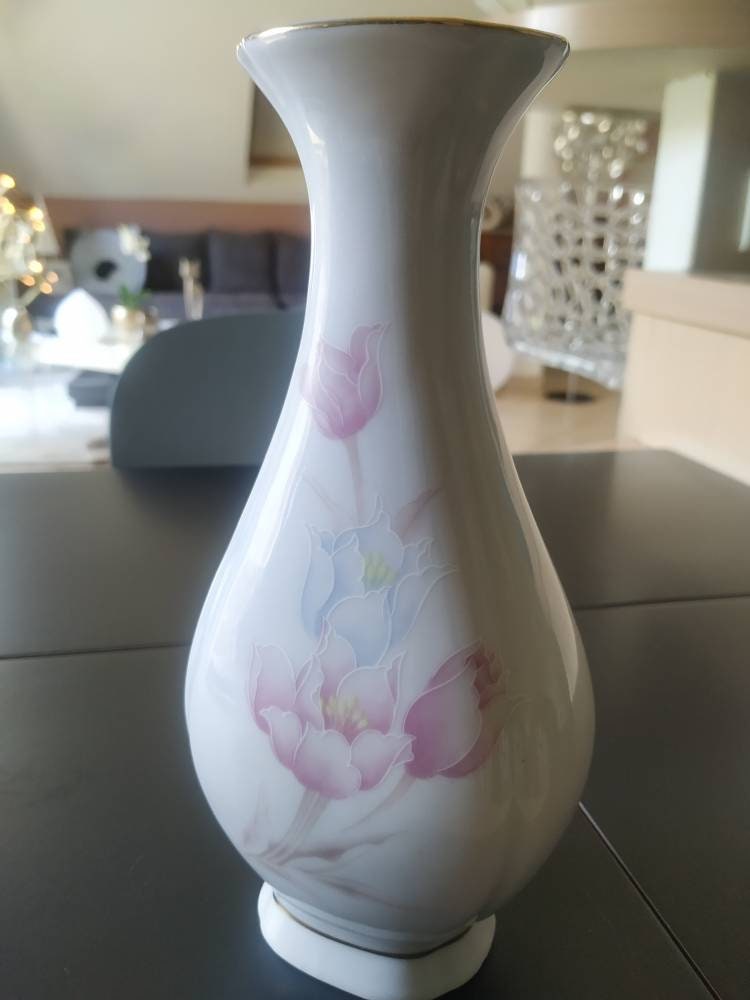 Vase en Porcelaine Fine Chinoise. A Décor Floral Aux Tons Pastels sur Fond Blanc Très Raffiné. Liser