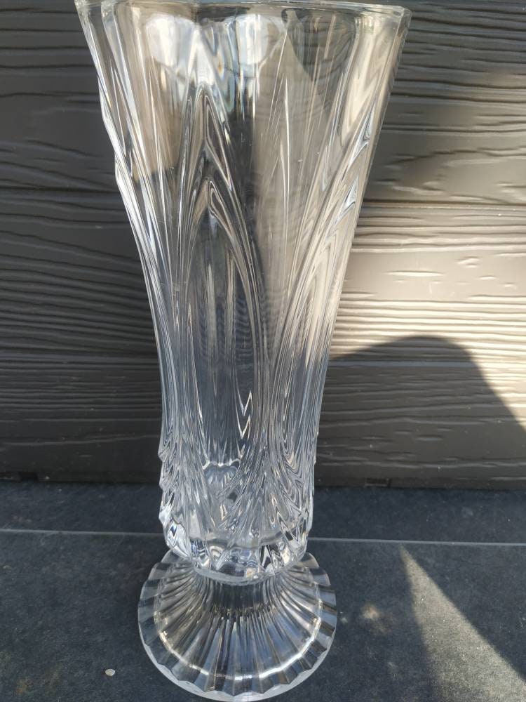 Vase en Cristal Moulé Vintage Des Années 70. Piédouche avec Striures. Hauteur. 30, 5 cm. Diamètre Du