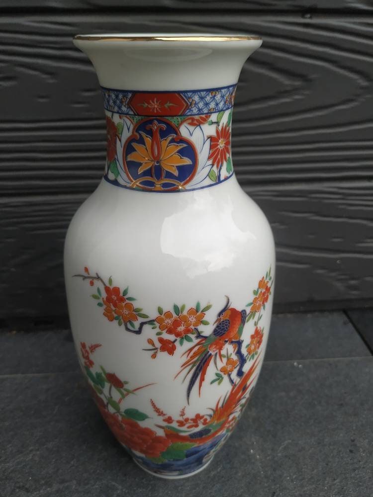 Vase en Porcelaine Asiatique. Motifs Volatiles & Floraux. Incrustations Dorées. Haut 21 cm. Diamètre