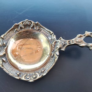 Antique hand-held ashtray/empty pocket. Louis XV. In real bronze with a copper patina. Decorated with floral engravings & scrolls
