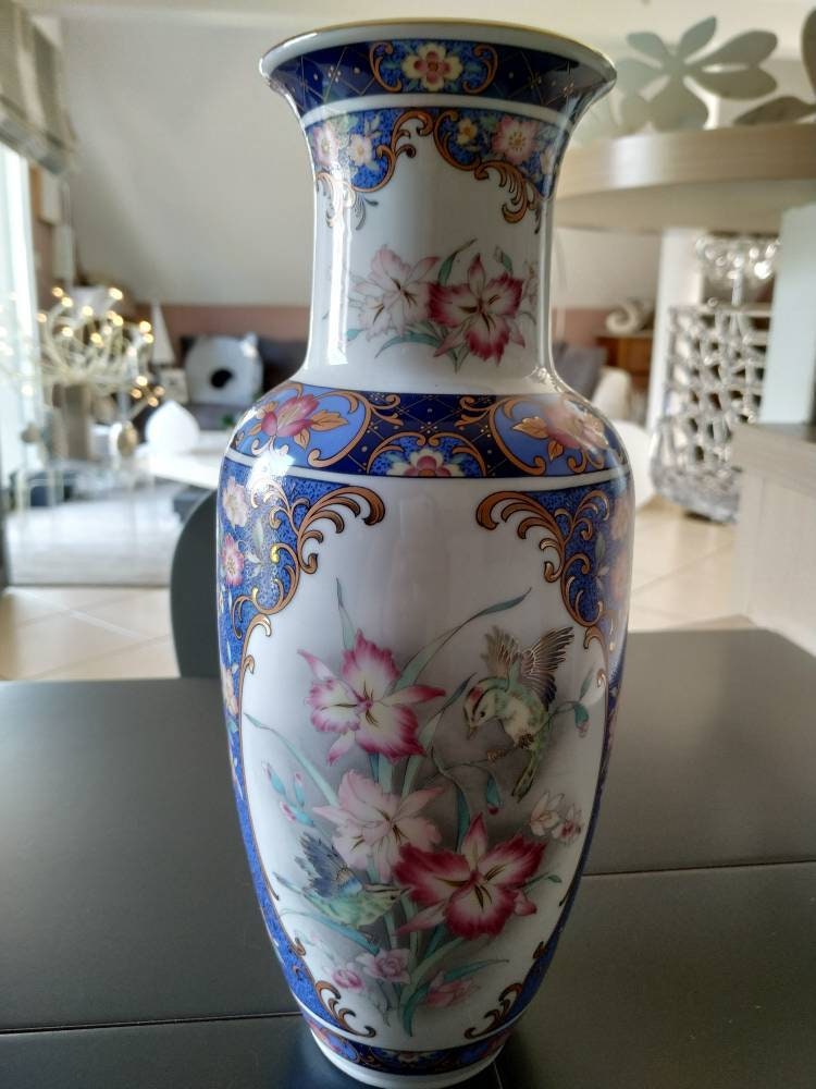 Vase Balustre en Porcelaine Fine Japonaise. A Décor Floral, Oiseaux & Arabesques/Frises Décoratives 