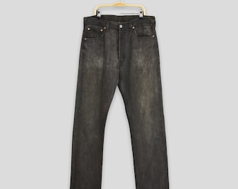 Talla 32x32 Jeans Levi's 501 Vintage de los 90, color negro desgastado. Jeans Levi's 501 Originals de pierna recta. Jeans Levi's 501 con cierre de botones. Jeans Levi's USA W32.