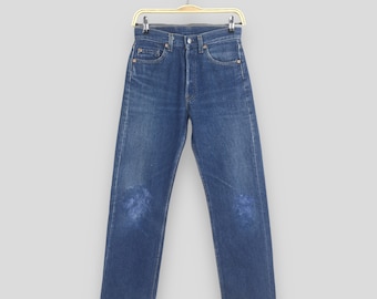 Calça jeans feminina Levi's 501, tamanho 26x28, estilo Mom Denim vintage dos anos 80. Corte regular, lavagem clara. Fecho com botões. Cintura alta. Tamanho W26.
