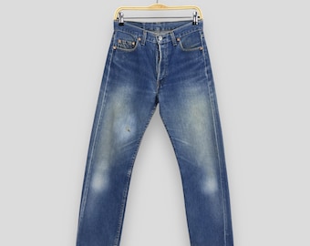 Talla 28x28. Vaqueros Levi's 501 vintage de los 90, color azul desteñido. Vaqueros Levi's de corte recto. Vaqueros Levi's 501 con botones y lavado a la piedra. Vaqueros Levi's para mujer, talla W28.