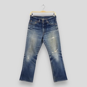 Talla 28x27 Vaqueros acampanados azules Levi&#39;s 517 de corte acampanado de los años 90, vaqueros lavados a la piedra, vaqueros acampanados de los años 90, vaqueros Mom de tiro alto Levi&#39;s W28