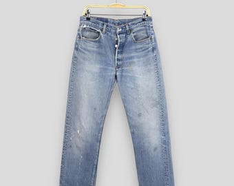 Talla 31x29. Vaqueros Levi's 501 vintage de los 90, color azul desteñido. Vaqueros Levi's de corte recto con efecto desgastado. Vaqueros Levi's 501 con cierre de botones. Vaqueros Levi's USA W31.