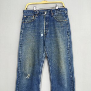 Talla 32 x 32 Vaqueros Levi&#39;s 501 desgastados y sucios Vaqueros Levi&#39;s Stonewash Vaqueros Levi&#39;s desgastados de los años 90 Vaqueros Levi&#39;s con bragueta de botones Vaqueros Levi&#39;s Usa W32