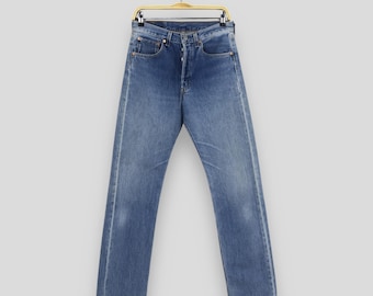 Calça jeans Levi's 501 vintage dos anos 90, tamanho 30x31,5, com braguilha de botões. Jeans Levi's azul desbotado, lavagem stone wash, cintura alta, modelo mom jeans feminino, tamanho W30.