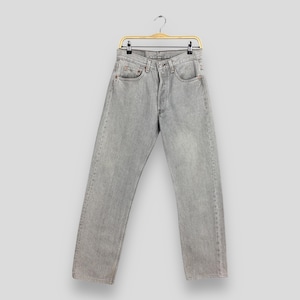 Tamanho 29x28 Jeans Levi&#39;s 501 cinza desbotado vintage dos anos 90, jeans Levi&#39;s de cintura alta com lavagem clara, jeans Levi&#39;s 501 com botões, jeans desgastado W29