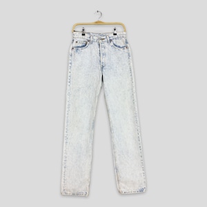 Tamanho 28x33 Jeans Levi&#39;s 501 Azul Claro Lavado Ácido Vintage dos anos 80, Jeans Levi&#39;s 501 Desbotado e Sujo, Jeans Desgastado Levi&#39;s 501 dos anos 80, Jeans W28