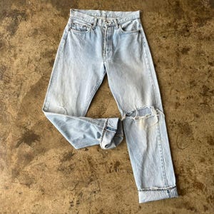 Puede incluir: Un juego de tres tazas de cerámica con un acabado mate moteado. Las tazas son de color crema, gris claro y gris oscuro. Cada taza tiene un diseño simple y minimalista y un asa redondeada.