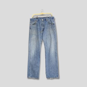 Tamanho 35x32 Jeans Levi&#39;s 501 azul desbotado vintage Jeans Stone Washed Jeans Levi&#39;s de corte reto dos anos 90 Jeans Levi&#39;s 501 desgastado dos anos 2000 W35