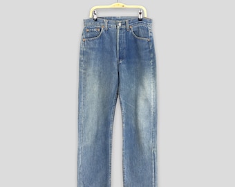Talla 27x28 Jeans Levi's 501 vintage de los 90, azul desteñido, lavado claro, corte recto, Levi's 501, cierre de botones, mezclilla, Levi's Mom Jeans W27