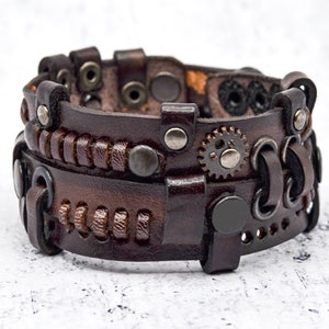 Braccialetto Steampunk in pelle marrone. Braccialetti con ingranaggi e meccanismi. Fatto a mano in Ucraina! Regalo unisex per feste o per tutti i giorni.