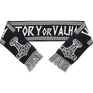 Könnte beinhalten: Schwarz-weißer gestrickter Schal mit einer weißen Aufschrift 'Victory or Valhalla' und einem Hammer-Symbol an jedem Ende.