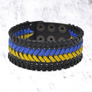 Ukrainskt läderarmband, gulblått accessoar. Steampunk-stil.
