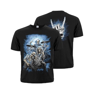 Puede incluir: Camiseta negra con un gráfico de tres esqueletos tocando música rock. La parte posterior de la camiseta presenta una mano de esqueleto haciendo el gesto de rock and roll.