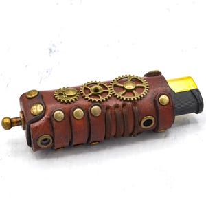 Custodia per accendino in pelle Steampunk – Custodia marrone fatta a mano con ingranaggi, design meccanico vintage, accessorio tascabile retrò gotico, regalo unico