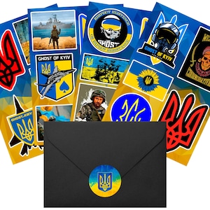 Może przedstawiać: Zestaw naklejek i czarna koperta. Naklejki przedstawiają różne wzory, w tym myśliwiec, czaszkę z ukraińską flagą i słonecznik z ukraińskim herbem. Koperta ma okrągłą naklejkę z ukraińskim herbem.
