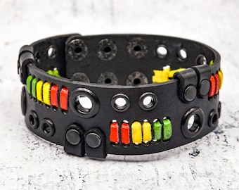 Pulsera negra estilo steampunk de estilo rasta. Bandera verde, amarilla y roja. Accesorio rastafari jamaicano. Hecha a mano en Ucrania.